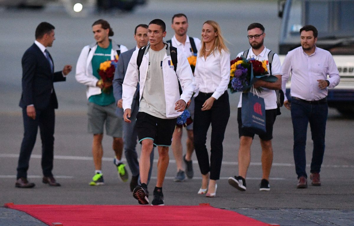 FOTO David Popovici și Robert Glință, sosire la Otopeni 26.06.22