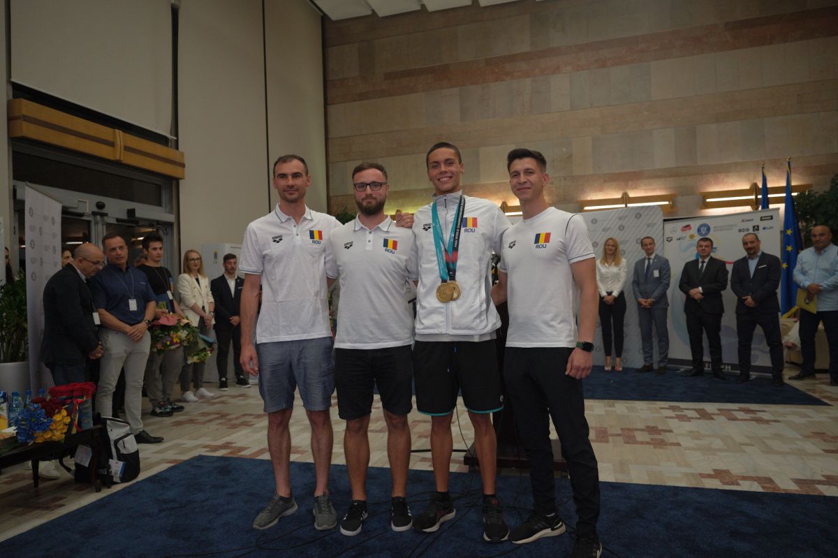 FOTO David Popovici și Robert Glință, sosire la Otopeni 26.06.22