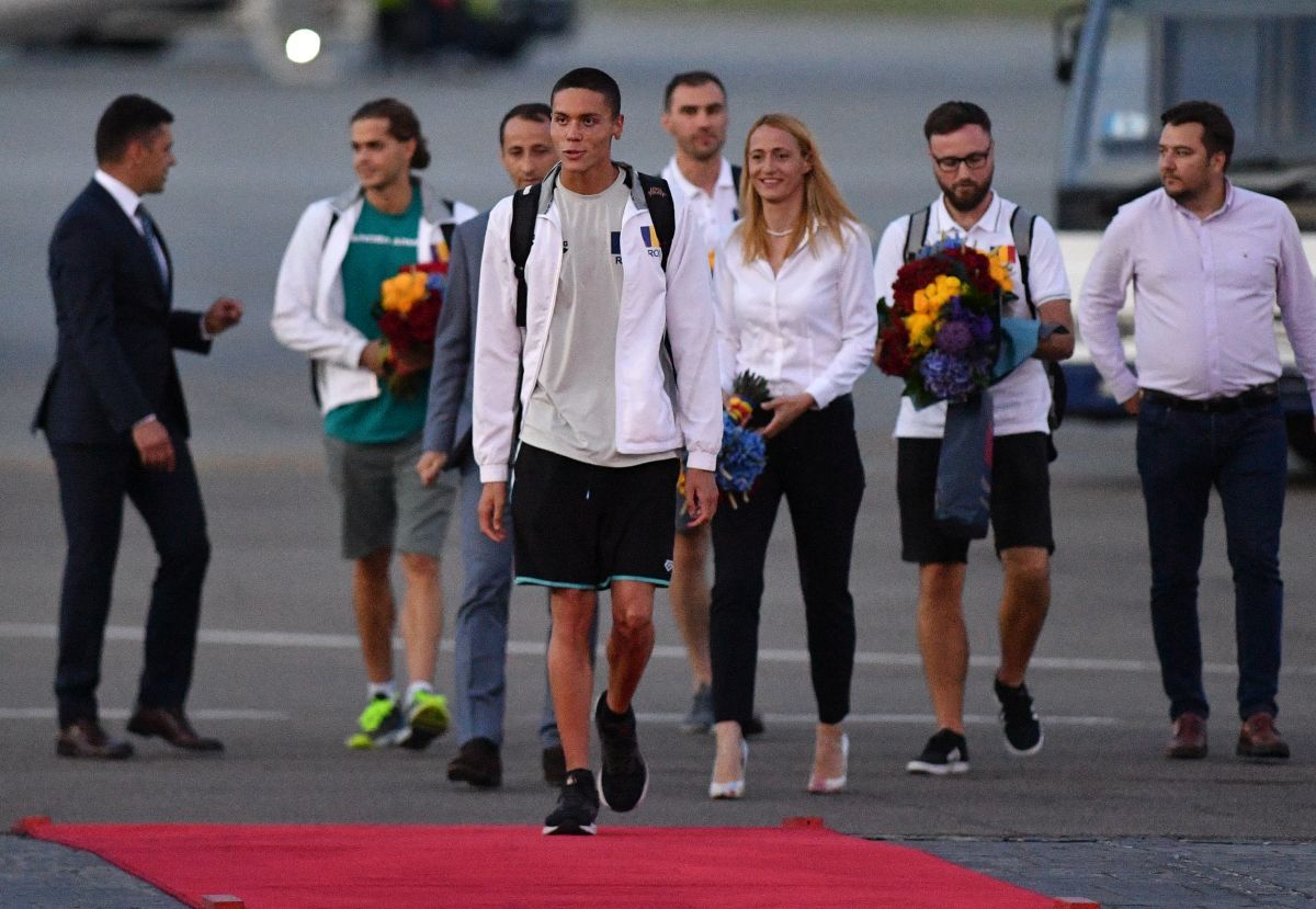 FOTO David Popovici și Robert Glință, sosire la Otopeni 26.06.22