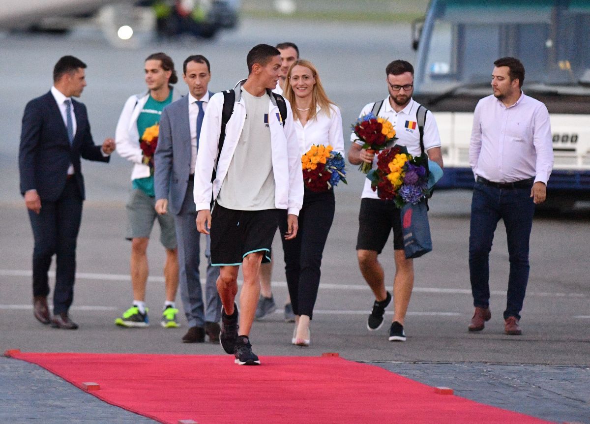 FOTO David Popovici și Robert Glință, sosire la Otopeni 26.06.22