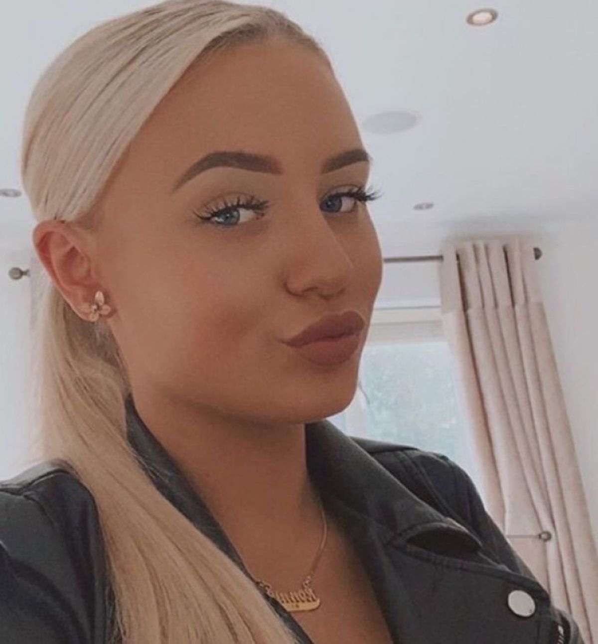 Are 3 copii cu supervedeta din Premier League, iar acum a fost cerută în căsătorie. Inelul cu diamant uriaș a dat-o de gol