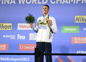 David Popovici revine în România cu medaliile de aur de la Campionatele Mondiale » Camelia Potec: „David ne va surprinde cu lucruri noi! Deja a înotat altă probă”
