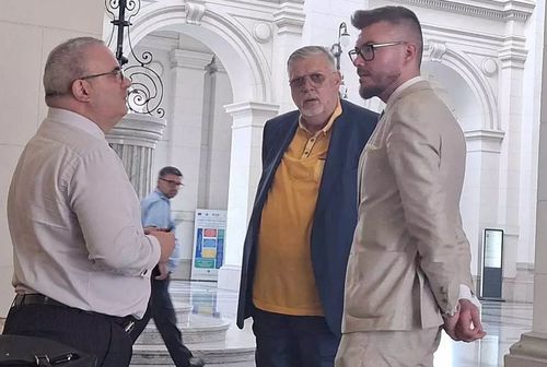 Gino Iorgulescu, flancat de cei doi avocați ai lui Mario, astăzi, la Curtea de Apel. Sursa foto: Libertatea.ro