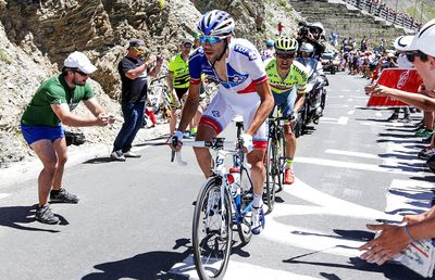 Cât de greu e, de fapt, Turul Franței? Cățărări de 5x cât Everestul, calorii arse cât 200 de BigMacs, spectatori leșinați de la altitudine! Cursa începe sâmbătă