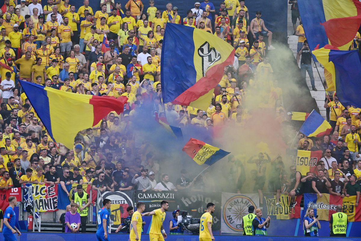 10 detalii observate de pe stadion la Slovacia - România » Nervii lui Iordănescu, Hagi lângă Figo și campionii din tribune