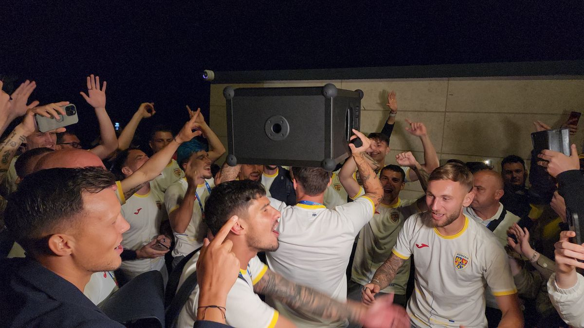 Imagini EPICE de la petrecerea „tricolorilor” » Coman, Stanciu și colegii au cântat și au dansat cu fanii: „Suntem made în România!”