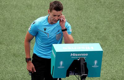 Slovacii n-au amintiri plăcute cu arbitrul meciului de astăzi! Ce acuzații îi aduc neamțului