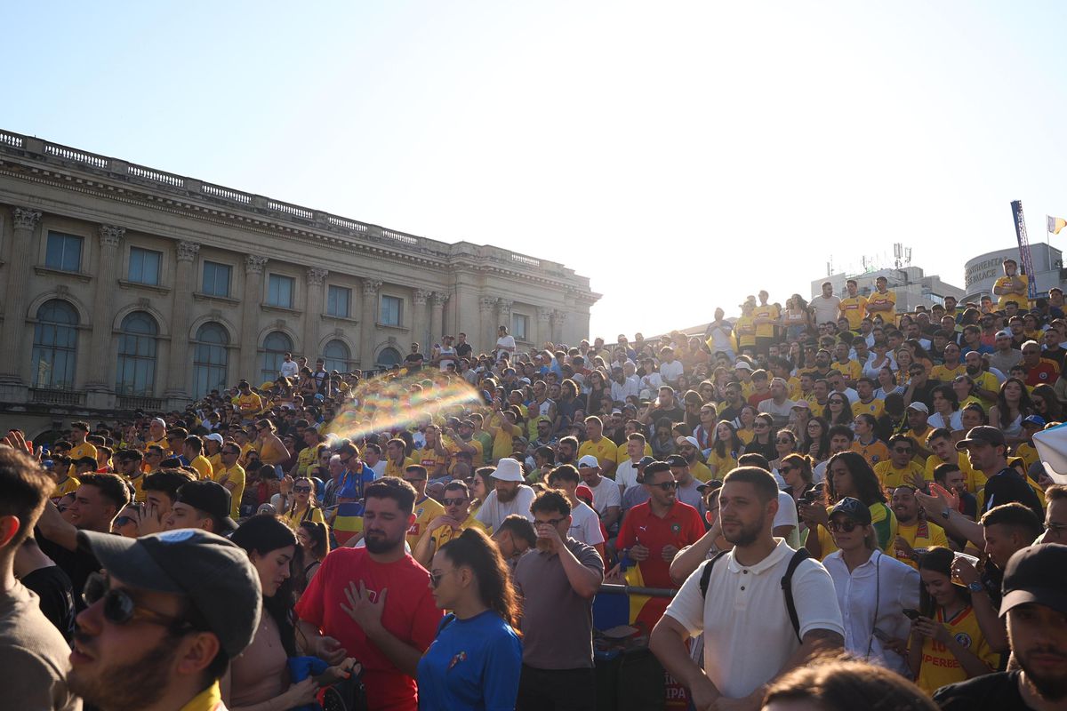 Imagini unice în București » Mii de suporteri ai naționalei trăiesc la intensitate MAXIMĂ meciul România - Slovacia