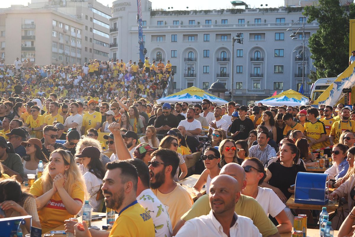 Imagini unice în București » Mii de suporteri ai naționalei trăiesc la intensitate MAXIMĂ meciul România - Slovacia