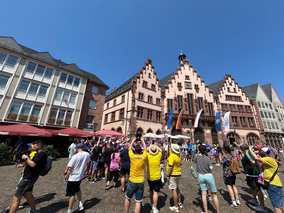 Atmosferă ca „acasă” la Frankfurt. Suporterii „tricolorilor” au luat cu asaltul orașul-port