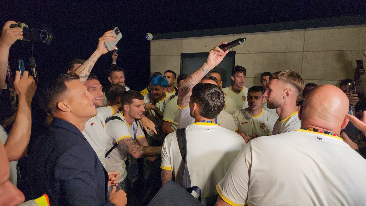 Imagini EPICE de la petrecerea „tricolorilor” » Coman, Stanciu și colegii au cântat și au dansat cu fanii: „Suntem made în România!”