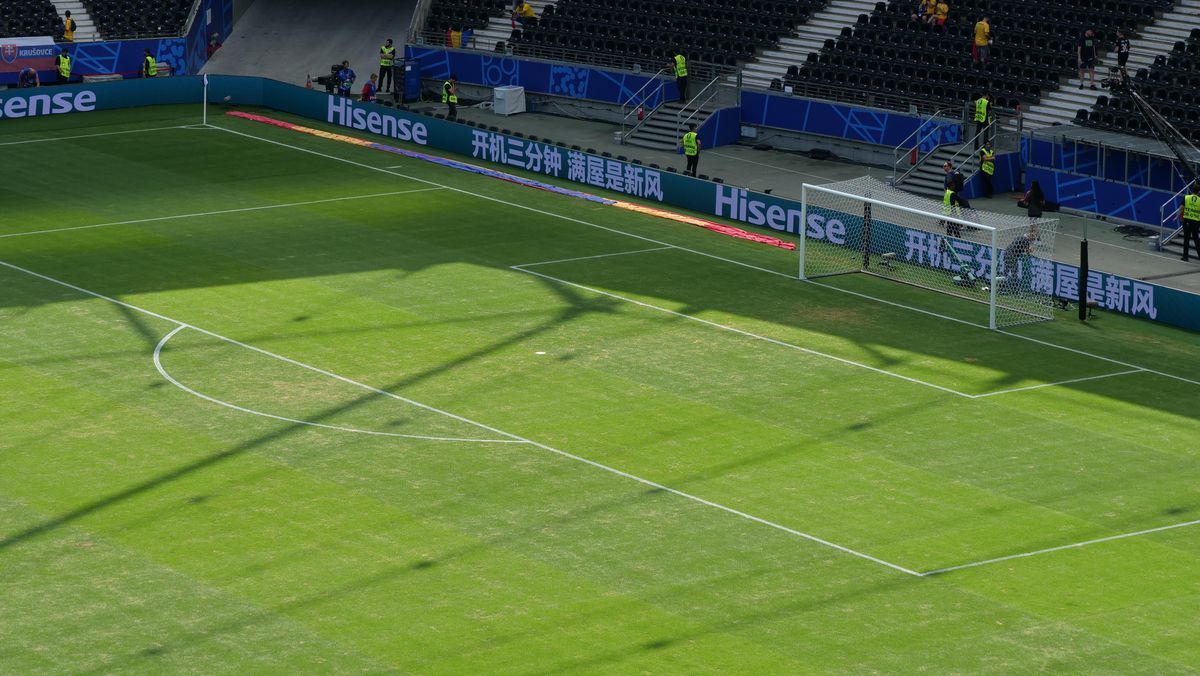 Gazon oribil la Frankfurt, în meciul României cu Slovacia » Amintește de un alt meci de poveste al „tricolorilor”