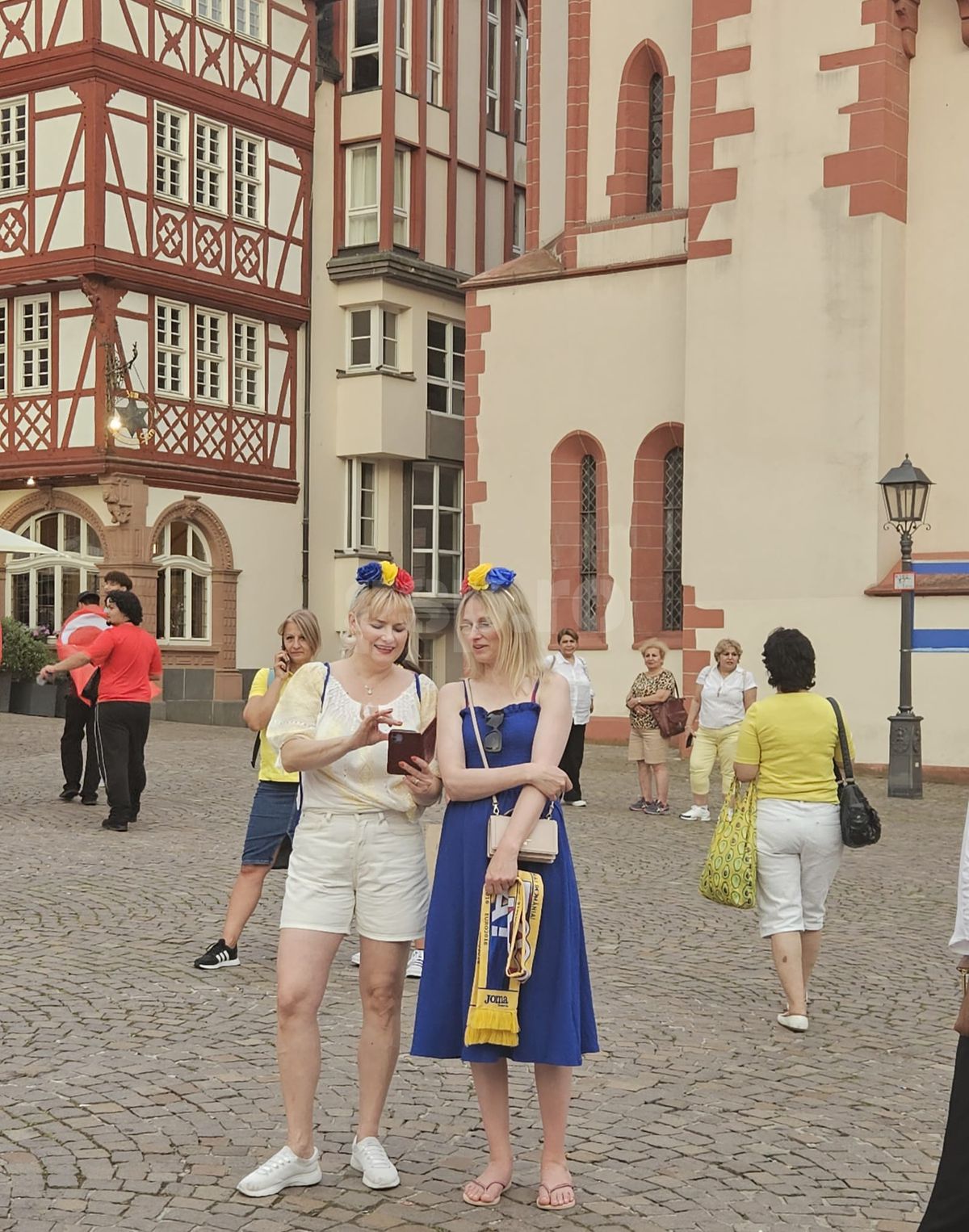 Fanii României au sărbătorit în piața din Frankfurt calificarea în optimile EURO 2024