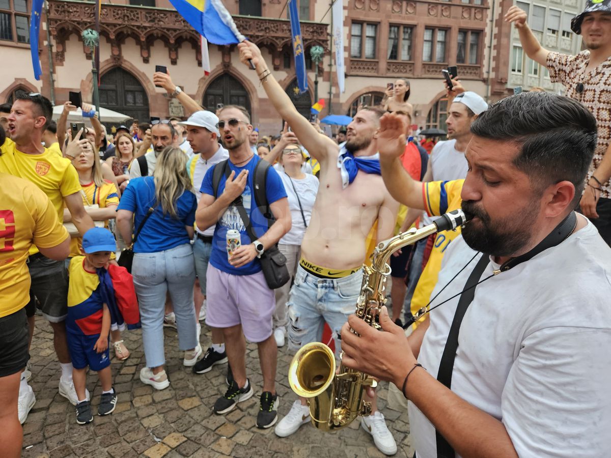 Fanii României au sărbătorit în piața din Frankfurt calificarea în optimile EURO 2024