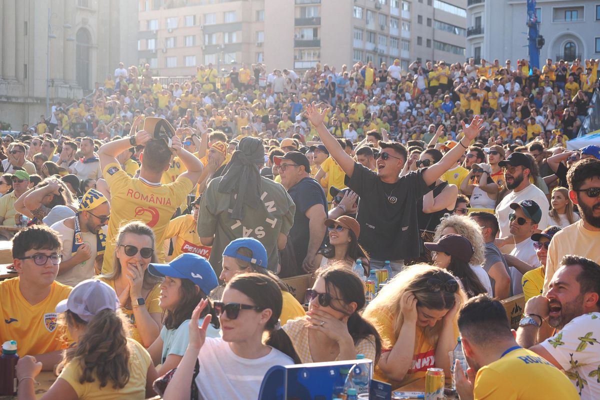 Atmosferă electrizantă în Piața George Enescu în trimpul meciului România - Slovacia