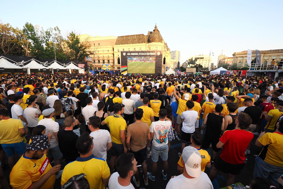Atmosferă electrizantă în Piața George Enescu în trimpul meciului România - Slovacia