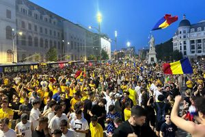 NEBUNIE la Universitate! Bucureștiul a sărbătorit în epicentrul bucuriei pentru naționala României! 10.000 de oameni cântă pentru prima oară după 24 de ani!