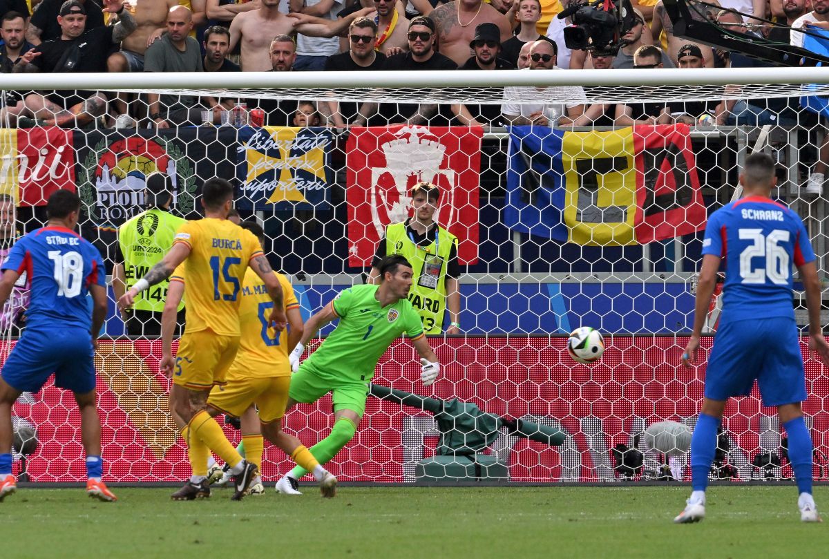 10 detalii observate de pe stadion la Slovacia - România » Nervii lui Iordănescu, Hagi lângă Figo și campionii din tribune