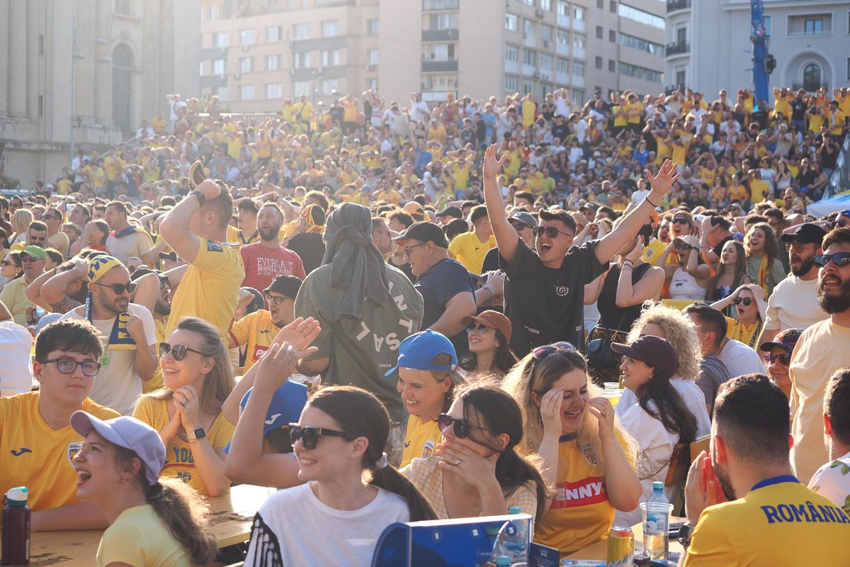 Imagini unice în București » Mii de suporteri ai naționalei trăiesc la intensitate MAXIMĂ meciul România - Slovacia