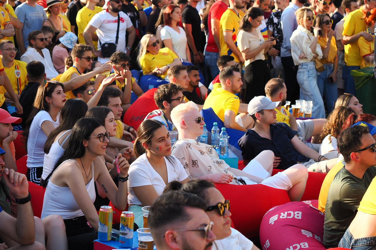 Imagini unice în București » Mii de suporteri ai naționalei trăiesc la intensitate MAXIMĂ meciul România - Slovacia