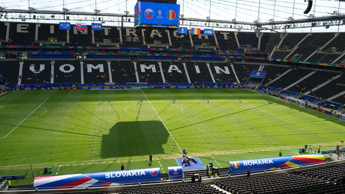 Gazon oribil la Frankfurt, în meciul României cu Slovacia » Amintește de un alt meci de poveste al „tricolorilor”