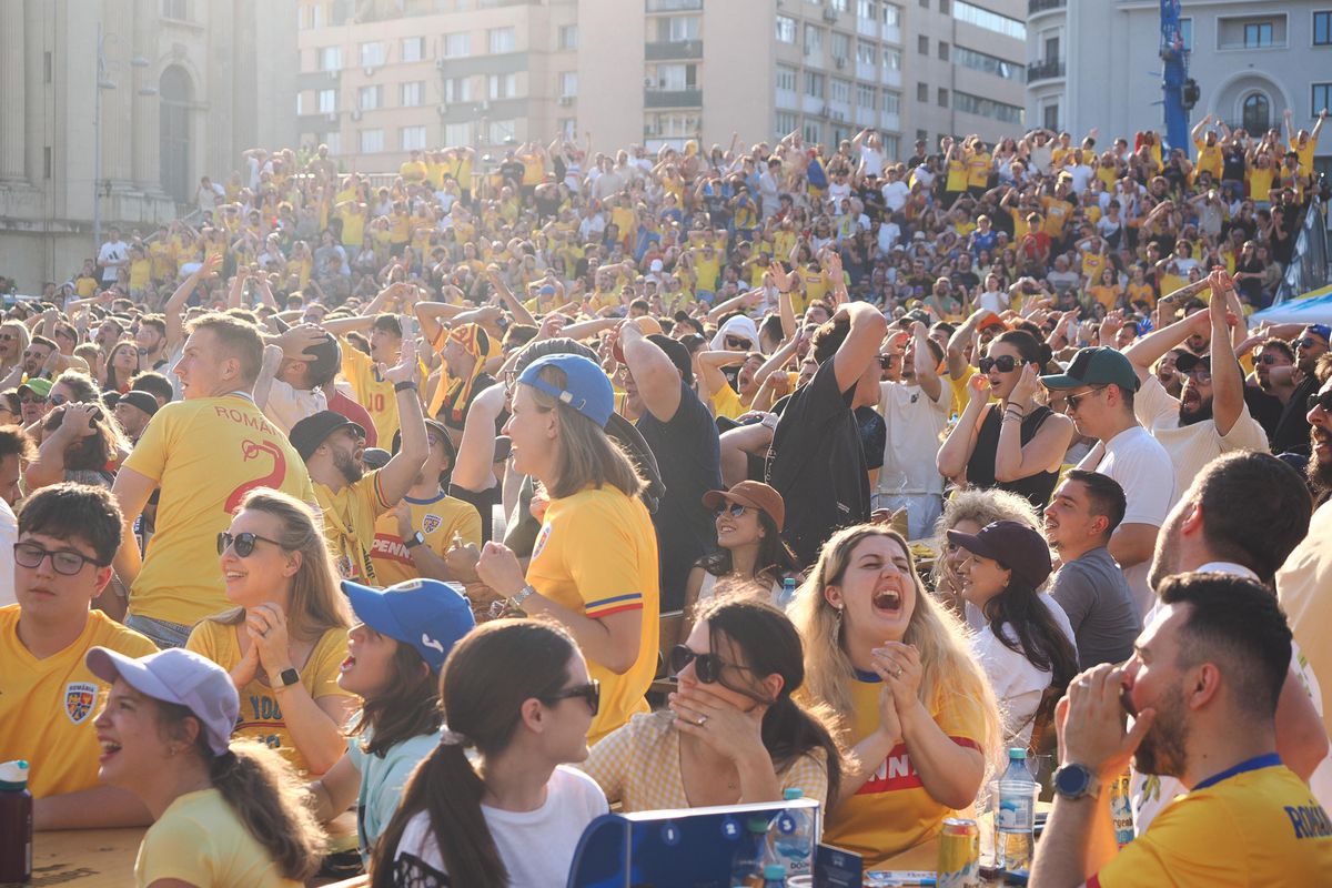 Imagini unice în București » Mii de suporteri ai naționalei trăiesc la intensitate MAXIMĂ meciul România - Slovacia