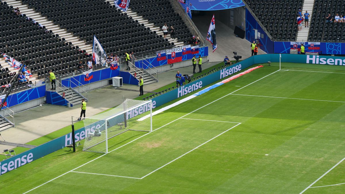 Gazonul de pe Deutsche Bank Park înainte de România - Slovacia