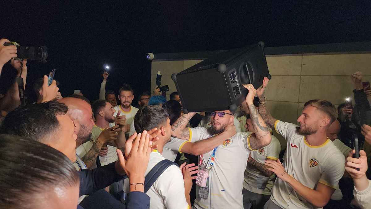 Imagini EPICE de la petrecerea „tricolorilor” » Coman, Stanciu și colegii au cântat și au dansat cu fanii: „Suntem made în România!”