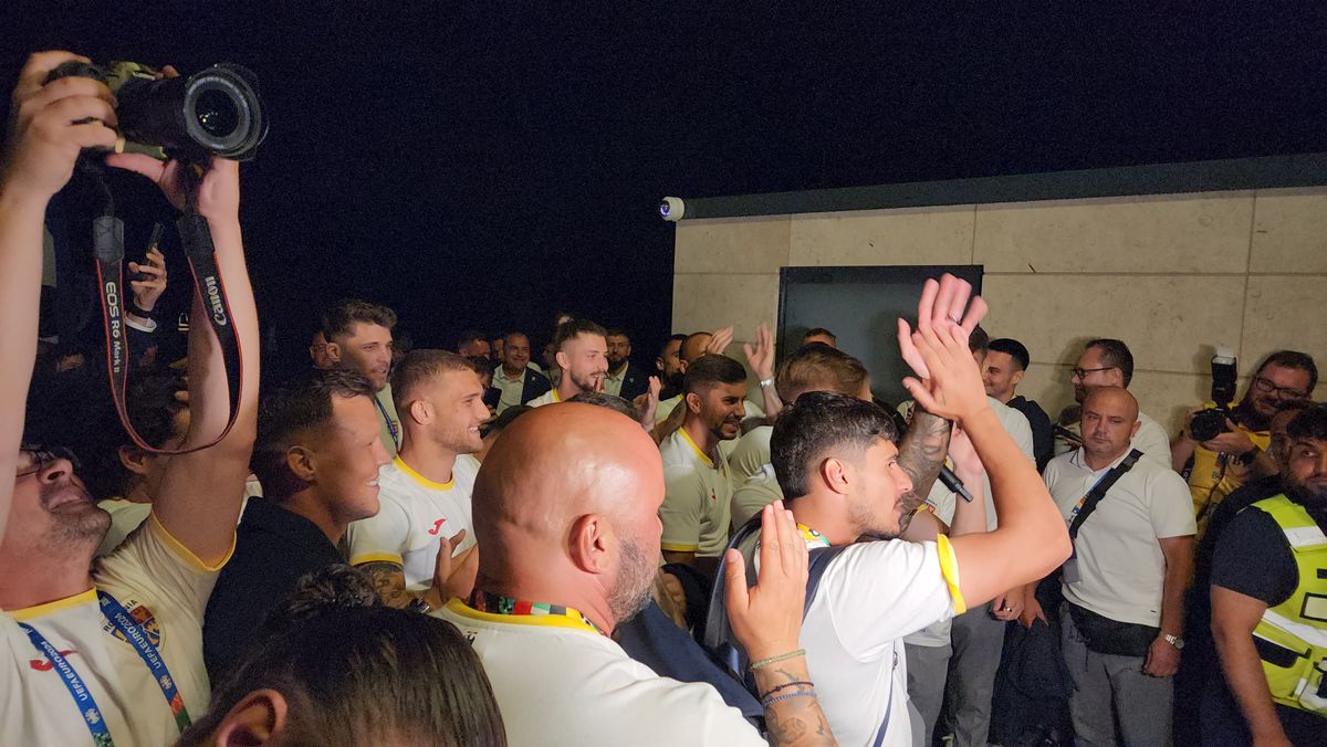 Imagini EPICE de la petrecerea „tricolorilor” » Coman, Stanciu și colegii au cântat și au dansat cu fanii: „Suntem made în România!”