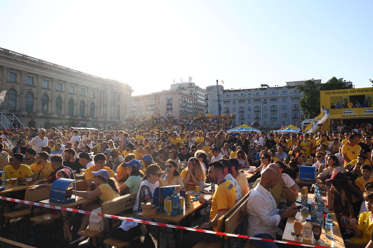Imagini unice în București » Mii de suporteri ai naționalei trăiesc la intensitate MAXIMĂ meciul România - Slovacia