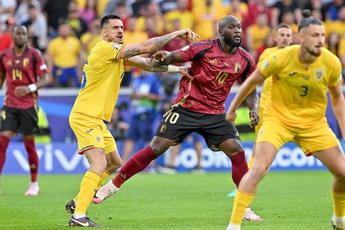 Andrei Burcă, în duel cu Romelu Lukaku în România - Belgia 0-2. Sursă foto: Imago