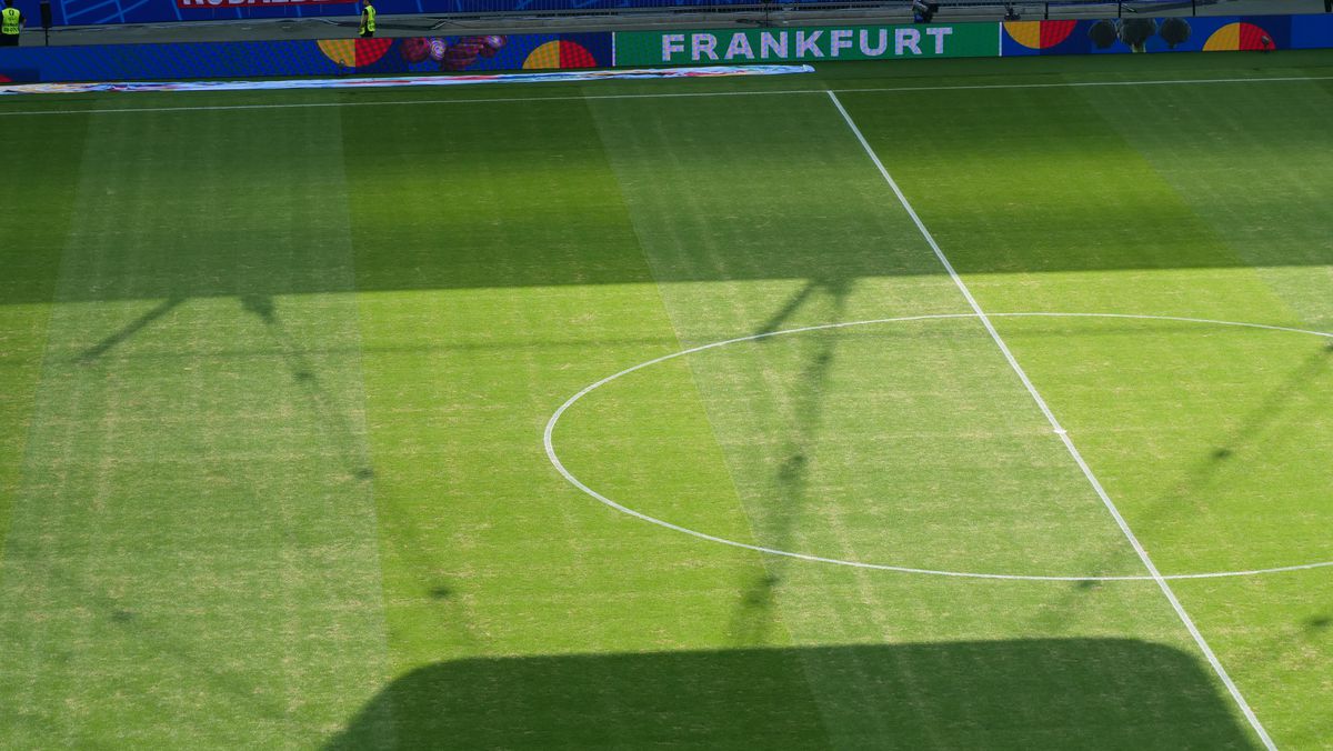 Gazon oribil la Frankfurt, în meciul României cu Slovacia » Amintește de un alt meci de poveste al „tricolorilor”