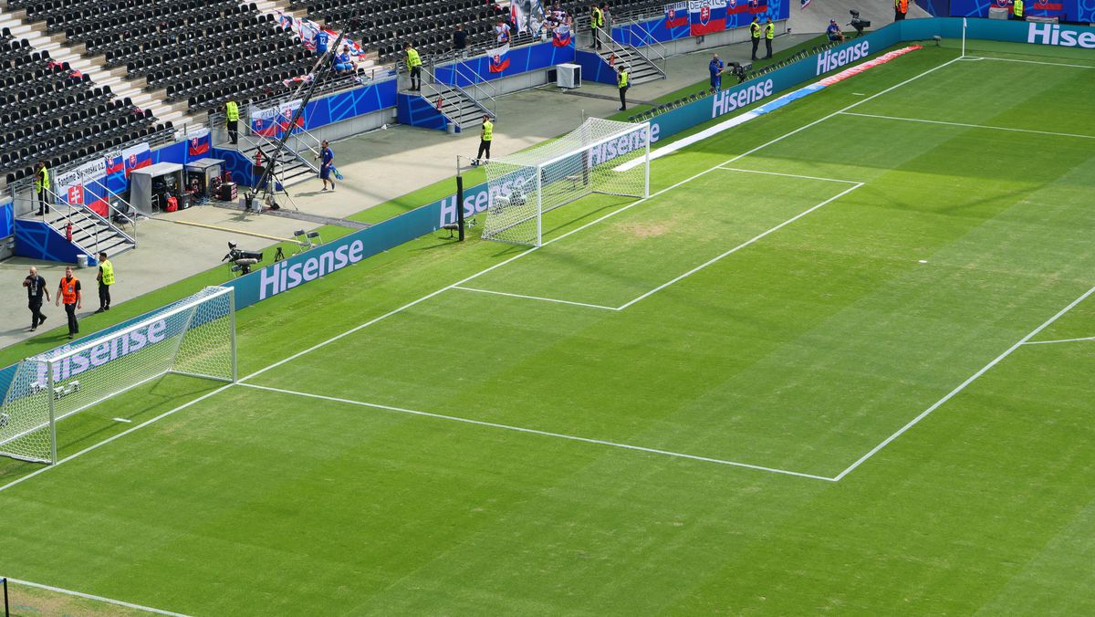 Gazon oribil la Frankfurt, în meciul României cu Slovacia » Amintește de un alt meci de poveste al „tricolorilor”
