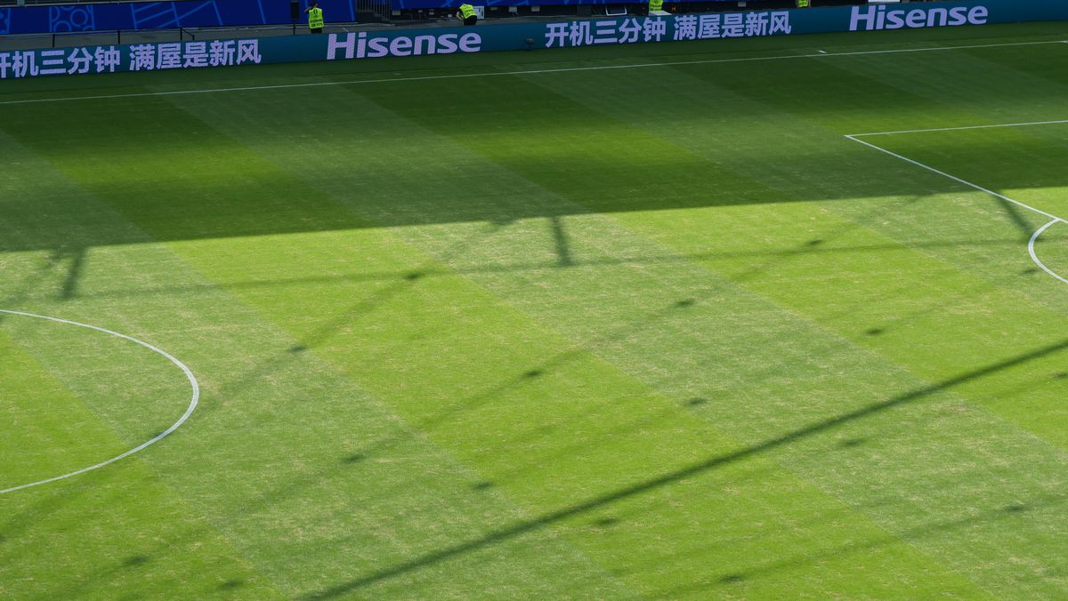 Gazon oribil la Frankfurt, în meciul României cu Slovacia » Amintește de un alt meci de poveste al „tricolorilor”