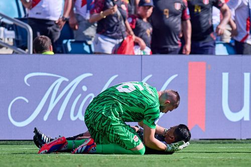 Momentul în care arbitrul  Humberto Panjoj este ajutat de portarul Maxime Crepeau / Foto: Mexsport (Manu Heredia - X)