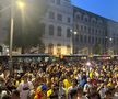 Suporterii naționalei au sărbătorit la Universitate calificarea în optimile de la Euro 2024 / foto: Ionuț Iordache