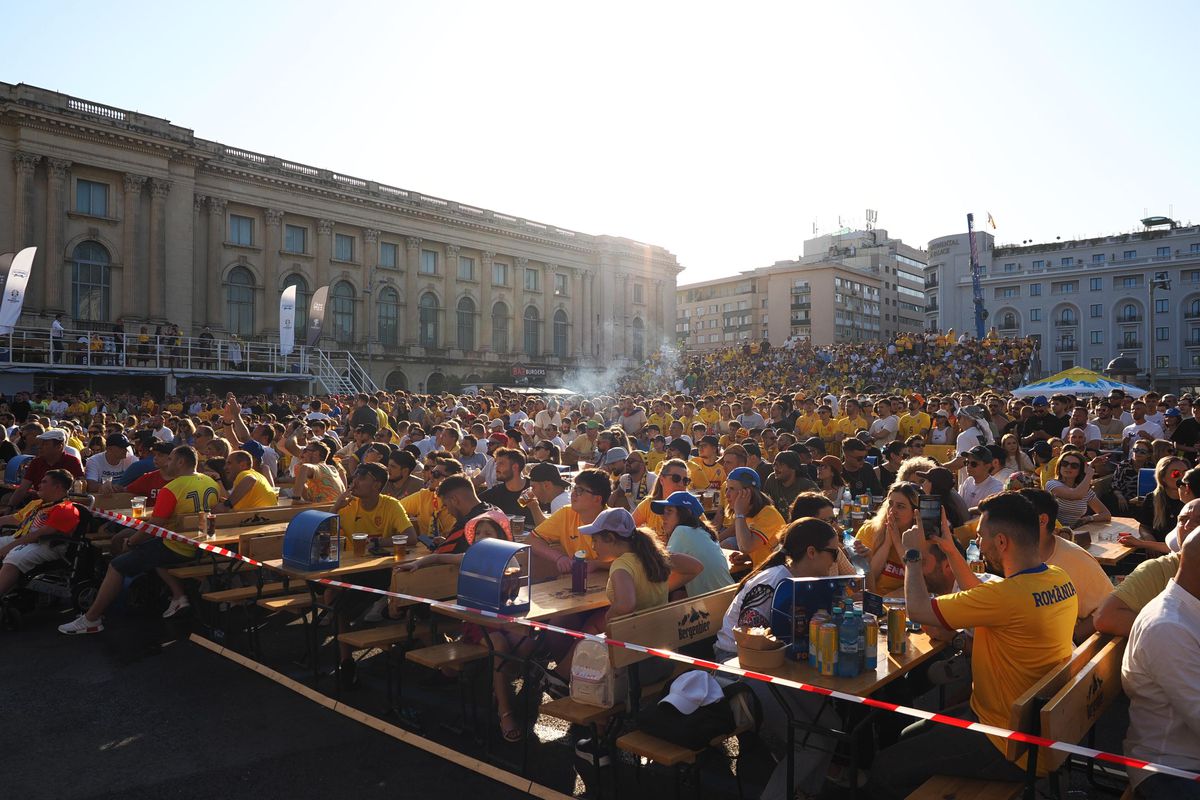 Imagini unice în București » Mii de suporteri ai naționalei trăiesc la intensitate MAXIMĂ meciul România - Slovacia