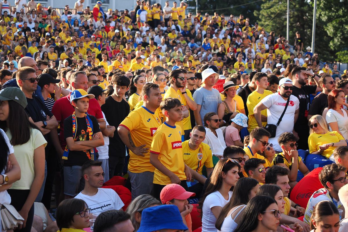 Imagini unice în București » Mii de suporteri ai naționalei trăiesc la intensitate MAXIMĂ meciul România - Slovacia