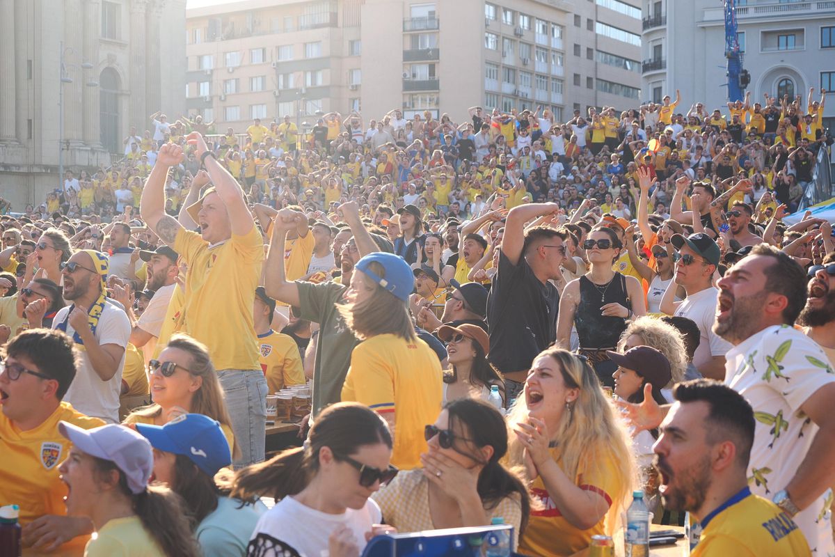 Imagini unice în București » Mii de suporteri ai naționalei trăiesc la intensitate MAXIMĂ meciul România - Slovacia