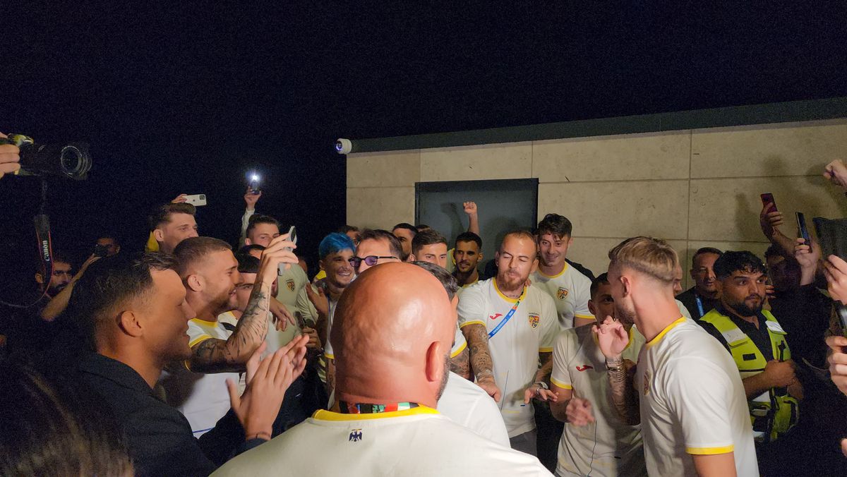 Imagini EPICE de la petrecerea „tricolorilor” » Coman, Stanciu și colegii au cântat și au dansat cu fanii: „Suntem made în România!”