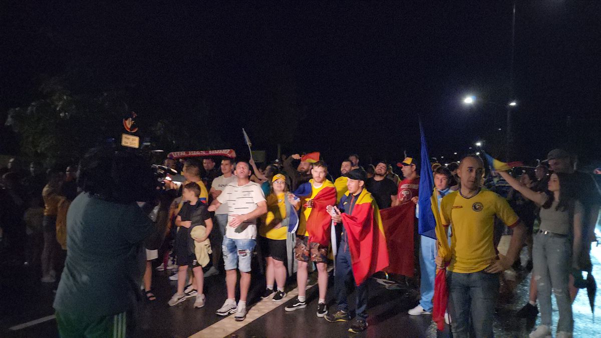 Imagini EPICE de la petrecerea „tricolorilor” » Coman, Stanciu și colegii au cântat și au dansat cu fanii: „Suntem made în România!”