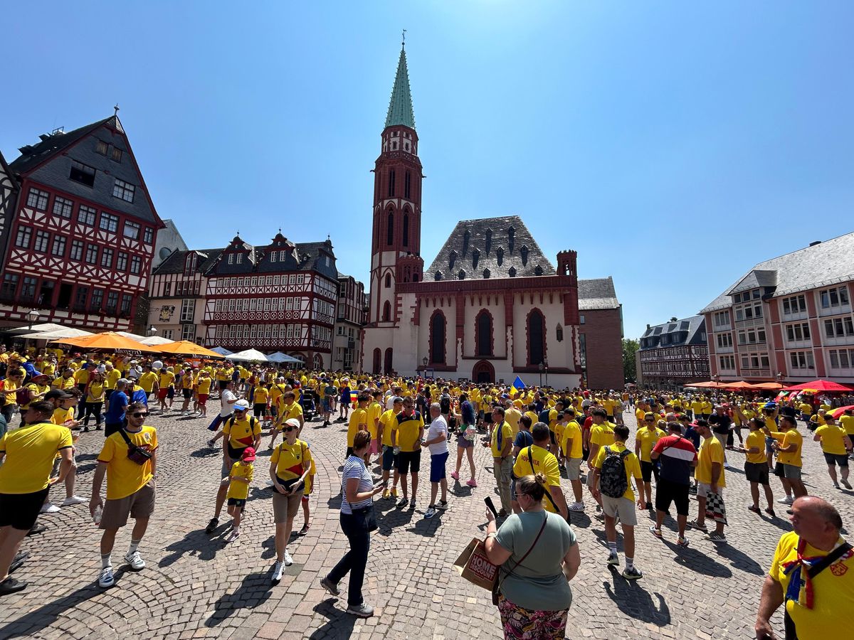 Atmosferă ca „acasă” la Frankfurt. Suporterii „tricolorilor” au luat cu asaltul orașul-port