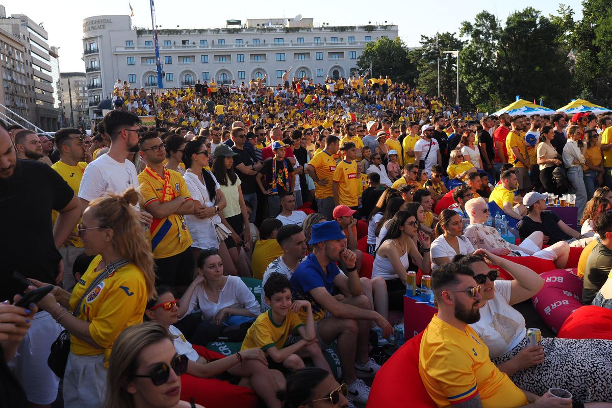 Imagini unice în București » Mii de suporteri ai naționalei trăiesc la intensitate MAXIMĂ meciul România - Slovacia