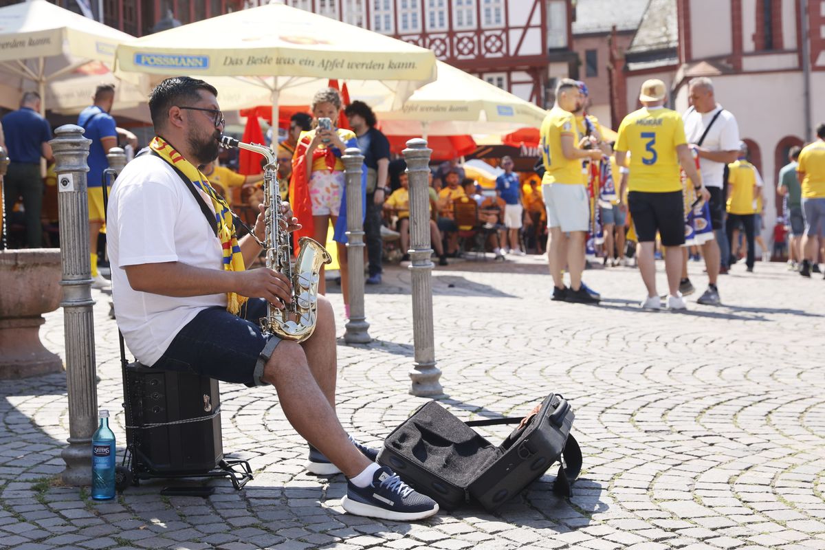 Atmosferă ca „acasă” la Frankfurt. Suporterii „tricolorilor” au luat cu asaltul orașul-port