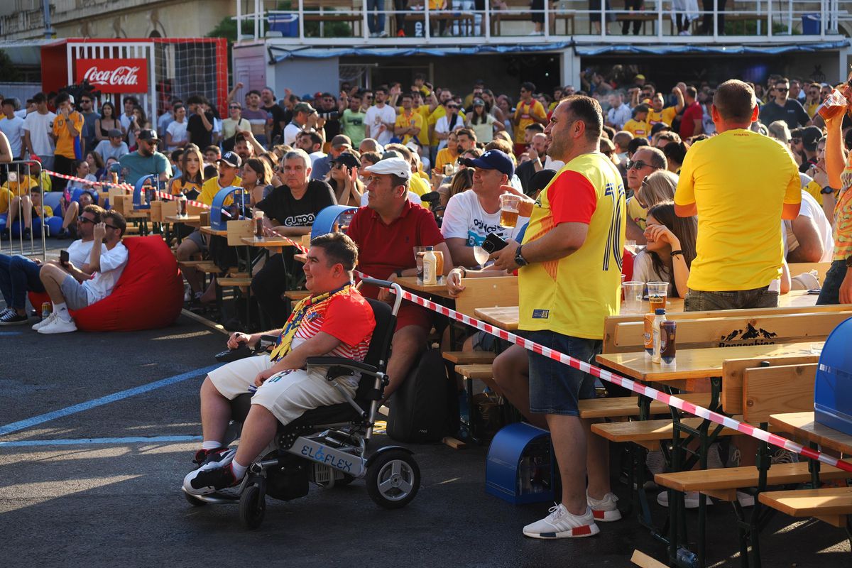 Imagini unice în București » Mii de suporteri ai naționalei trăiesc la intensitate MAXIMĂ meciul România - Slovacia