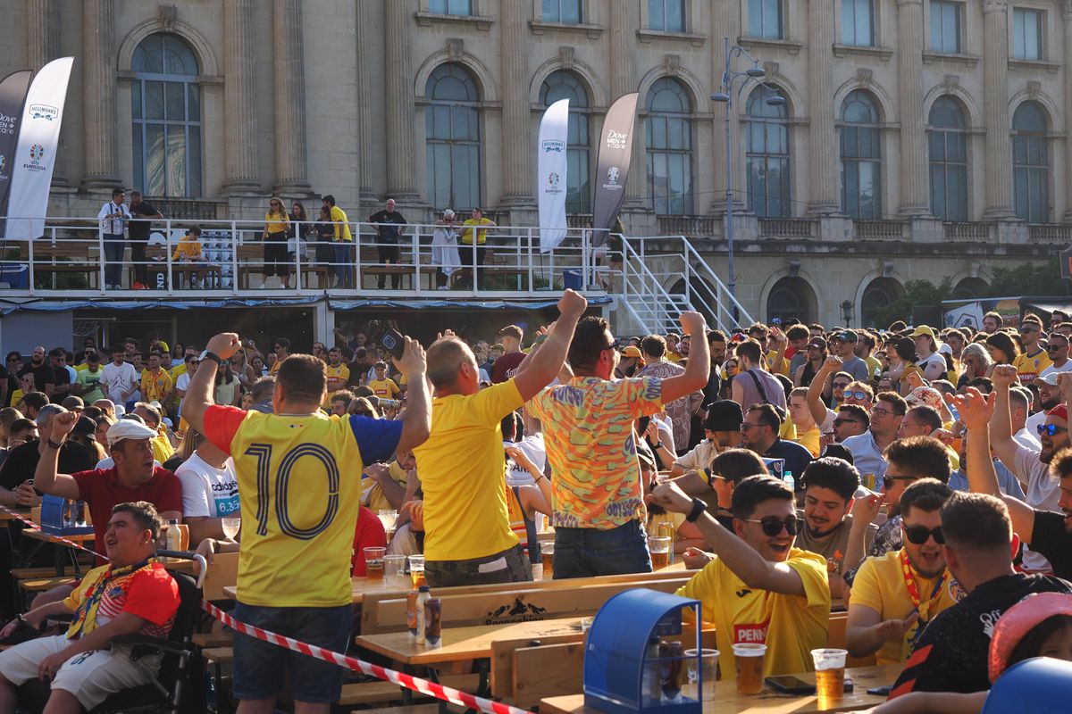 Imagini unice în București » Mii de suporteri ai naționalei trăiesc la intensitate MAXIMĂ meciul România - Slovacia