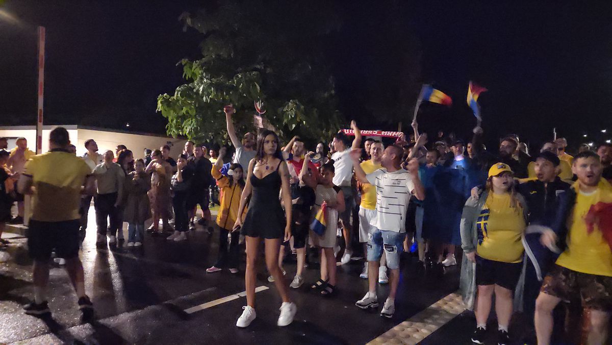 Imagini EPICE de la petrecerea „tricolorilor” » Coman, Stanciu și colegii au cântat și au dansat cu fanii: „Suntem made în România!”