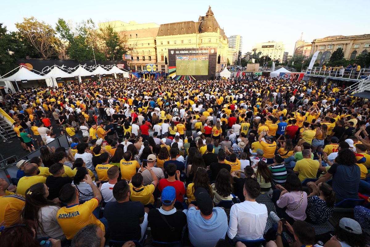 Imagini unice în București » Mii de suporteri ai naționalei trăiesc la intensitate MAXIMĂ meciul România - Slovacia