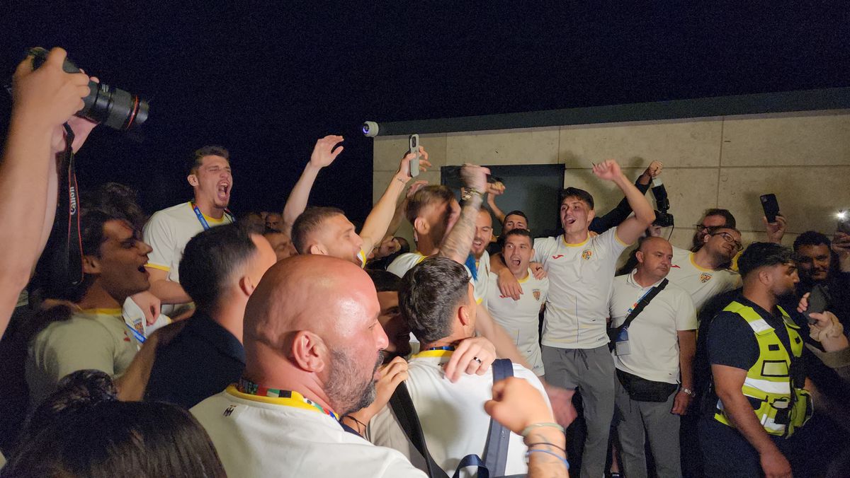 Imagini EPICE de la petrecerea „tricolorilor” » Coman, Stanciu și colegii au cântat și au dansat cu fanii: „Suntem made în România!”