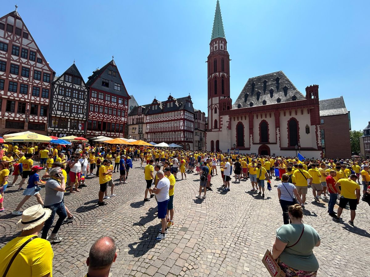 Atmosferă ca „acasă” la Frankfurt. Suporterii „tricolorilor” au luat cu asaltul orașul-port
